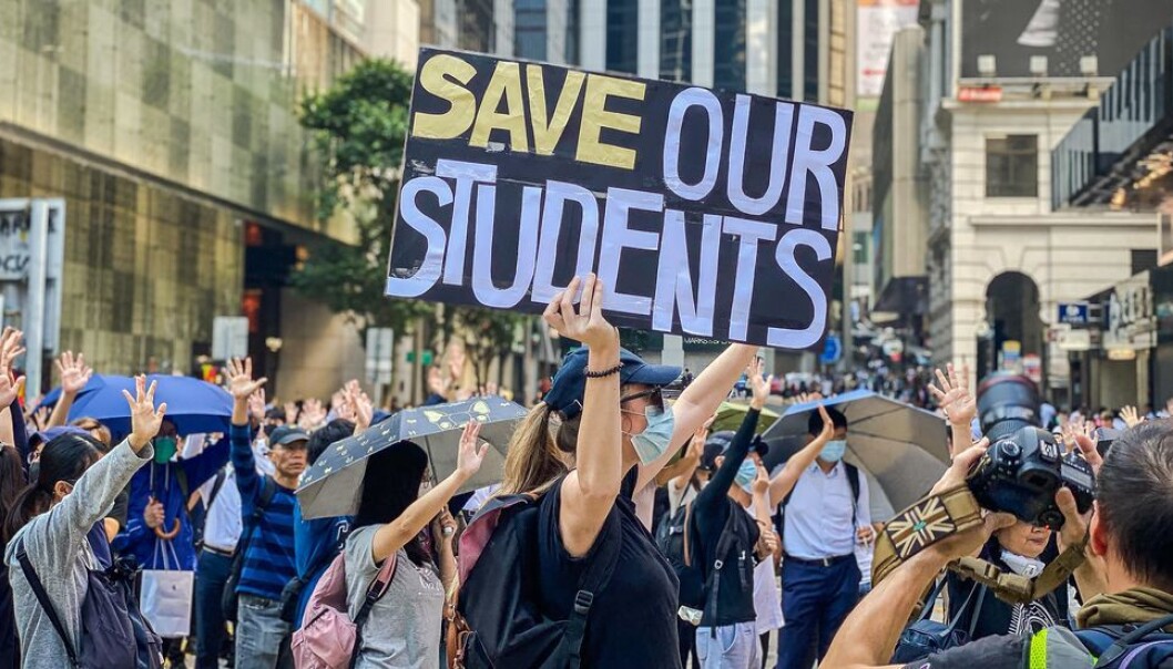 Etter at det kinesiske Universitetet i Hong Kong ble angrepet av politiet anbefaler flere sine utvekslingsstudenter å dra hjem. Etter at det kinesiske Universitetet i Hong Kong ble angrepet av politiet anbefaler flere sine utvekslingsstudenter å dra hjem.