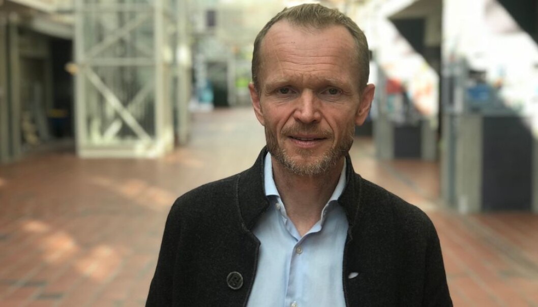 - Tvangsflyttingen er et angrep på min faglige integritet, sa professor Kristian Steinnes da han ble tvangsflyttet vekk fra Institutt for historiske studier. Nå får han jobbe sammen med historikerne i institutt Y. - Tvangsflyttingen er et angrep på min faglige integritet, sa professor Kristian Steinnes da han ble tvangsflyttet vekk fra Institutt for historiske studier. Nå får han jobbe sammen med historikerne i institutt Y.