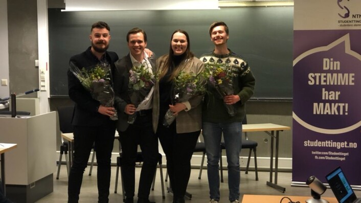 Dette er det nye Arbeidsutvalget. Fra venstre: Håkon Gravem Isaksen (fagpolitisk ansvarlig), Tobias Røed (internasjonalt ansvarlig), Åste Solheim Hagerup (leder) og Simon Løvdal (læringsmiljøansvarlig). Dette er det nye Arbeidsutvalget. Fra venstre: Håkon Gravem Isaksen (fagpolitisk ansvarlig), Tobias Røed (internasjonalt ansvarlig), Åste Solheim Hagerup (leder) og Simon Løvdal (læringsmiljøansvarlig).