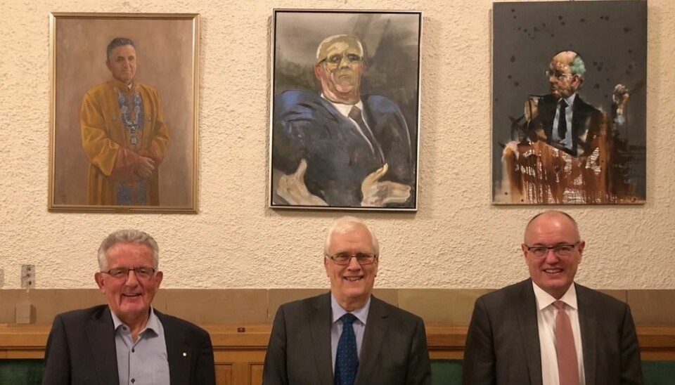 På veggen men still walking. Tre NTNU-rektorer i levende live og på veggen: Eivind Hiis Hauge, Torbjørn Digernes og Gunnar Bovim.