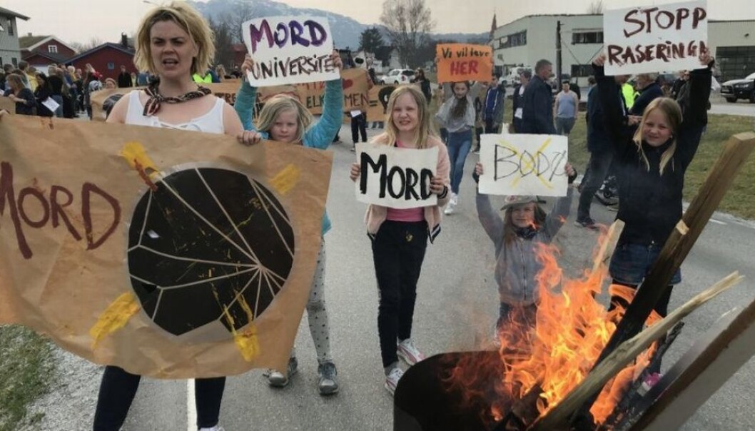 Høyskoleutdanningen på Nesna blir fortsatt liggende under Nord universitet - til tross for Senterpartiets løfter, og til tross for sterke protester lokalt. Høyskoleutdanningen på Nesna blir fortsatt liggende under Nord universitet - til tross for Senterpartiets løfter, og til tross for sterke protester lokalt.