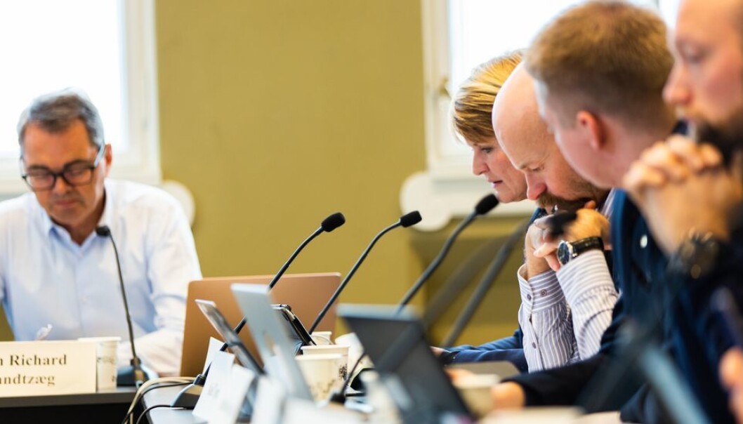 Denne gjengen kunne behøvd en god nyhet: Fra venstre Svein Richard Brandtzæg, Nina Refseth, Aksel Tjora, Adrian Heyerdahl og Thomas Ferstad under torsdagens styremøte, og trøbbelinstituttet IHS sto på dagsordenen. Denne gjengen kunne behøvd en god nyhet: Fra venstre Svein Richard Brandtzæg, Nina Refseth, Aksel Tjora, Adrian Heyerdahl og Thomas Ferstad under torsdagens styremøte, og trøbbelinstituttet IHS sto på dagsordenen.
