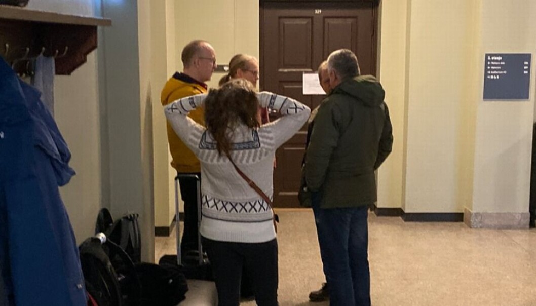 Venter på dommen. Hva kommer styret til å gjøre med instituttet deres? Øyvind Thomassen, Birgitta Wentzel og Rune Hansen er blant IHS-ansatte som venter på gangen for å slippe inn når den åpne debatten starter. Venter på dommen. Hva kommer styret til å gjøre med instituttet deres? Øyvind Thomassen, Birgitta Wentzel og Rune Hansen er blant IHS-ansatte som venter på gangen for å slippe inn når den åpne debatten starter.
