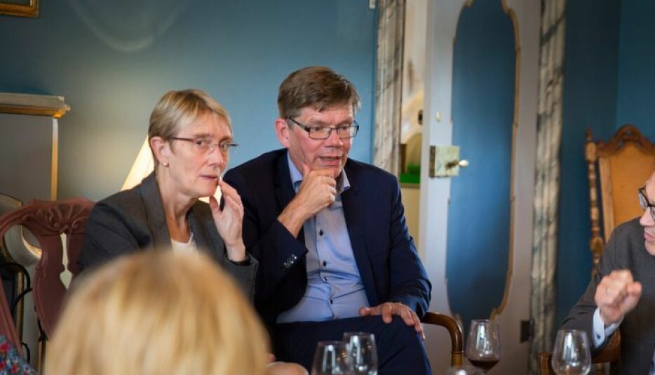 Anne Borg og Svein Stølen er kritiske til foreslåtte endringer i Forskningsrådet. Her deltar de i et U5-møte på Lerchendal gård.