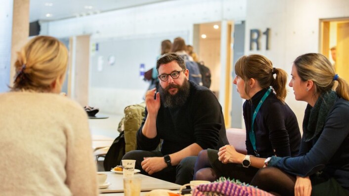 Fra venstre: Med ryggen til: Kathrine Røe Redalen. Michael Francis Duch, Ingeborg Palm Helland, Katrine De Moor Fra venstre: Med ryggen til: Kathrine Røe Redalen. Michael Francis Duch, Ingeborg Palm Helland, Katrine De Moor