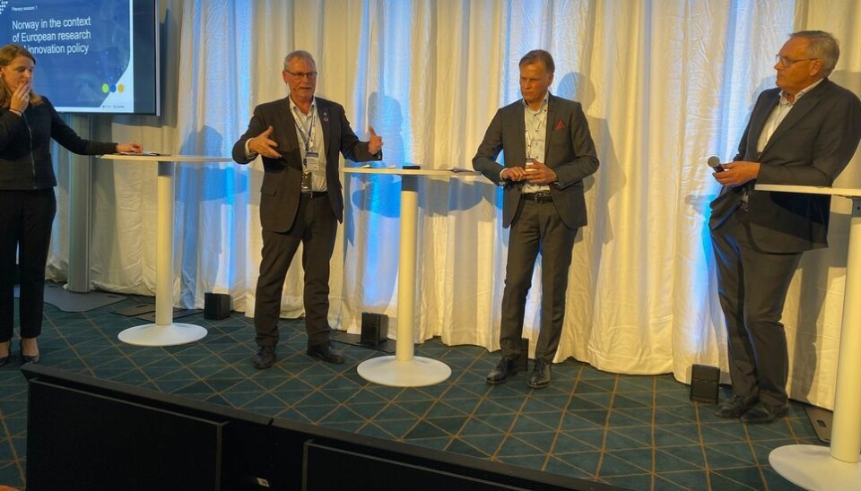 Rådmann Wolden forklarer EU-prosjektet som innbefatter nabodeling av energi for Dagfinn Myhre og Rune Brusletto. Til venstre moderator Maryline Fiacchi.