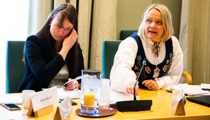Stortingsrepresentant Mona Fagerås tok på seg bunad i anledning dagens høring. Hun er en av de fire SV-representantene som har levert inn forslag om at Stortinget stanser endringa av studiestedsstruktur ved Nord universitet. Til venstre: Senterpartiets Marit K. Strand. Stortingsrepresentant Mona Fagerås tok på seg bunad i anledning dagens høring. Hun er en av de fire SV-representantene som har levert inn forslag om at Stortinget stanser endringa av studiestedsstruktur ved Nord universitet. Til venstre: Senterpartiets Marit K. Strand.