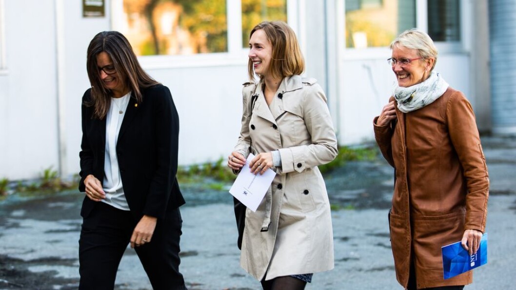 Iselin Nybø hadde store nyheter å komme med da hun besøkte Trondheim onsdag. Her ankommer hun pressekonferansen utenfor Elgeseter gate 10 sammen med konstituert NTNU-rektor Anne Borg og NTNUs campusdirektør, Merete Kvidal. Iselin Nybø hadde store nyheter å komme med da hun besøkte Trondheim onsdag. Her ankommer hun pressekonferansen utenfor Elgeseter gate 10 sammen med konstituert NTNU-rektor Anne Borg og NTNUs campusdirektør, Merete Kvidal.
