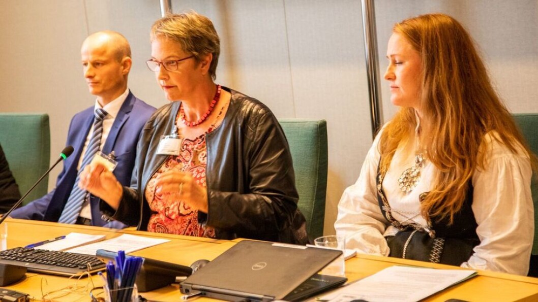 Ved siden av hverandre med diametralt motsatt syn: Rektor Hanne Solheim Hansen vil legge ned studiested Nesna, mens Catrine Hole i Folkeaksjonen for høyere utdanning på Helgeland vil opprettholde studiestedet. Ved siden av hverandre med diametralt motsatt syn: Rektor Hanne Solheim Hansen vil legge ned studiested Nesna, mens Catrine Hole i Folkeaksjonen for høyere utdanning på Helgeland vil opprettholde studiestedet.