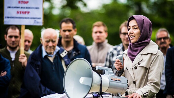 Hamideh Kaffash har vært svært aktiv i kampanjen for å stanse det mange mener er diskriminering av iranere i Norge. Her er hun på talerstolen under en protestmarkering på Gløshaugen. Hamideh Kaffash har vært svært aktiv i kampanjen for å stanse det mange mener er diskriminering av iranere i Norge. Her er hun på talerstolen under en protestmarkering på Gløshaugen.