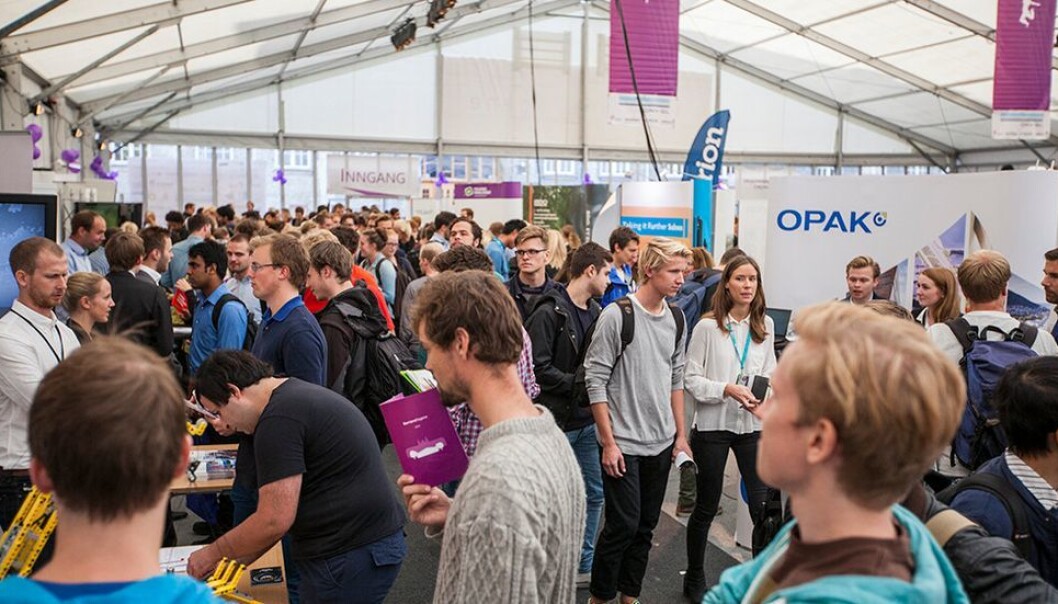 Under karrieredager og andre liknende arrangementer får studentene muligheten til å mingle med arbeidsgiverne. Men arbeidsgivere ser etter forskjellige ting når de skal ansette studentene etter fullførte grader, og enkelte ganger kan det lønne seg å prioritere ned studiene noe for å få erfaring. Under karrieredager og andre liknende arrangementer får studentene muligheten til å mingle med arbeidsgiverne. Men arbeidsgivere ser etter forskjellige ting når de skal ansette studentene etter fullførte grader, og enkelte ganger kan det lønne seg å prioritere ned studiene noe for å få erfaring.