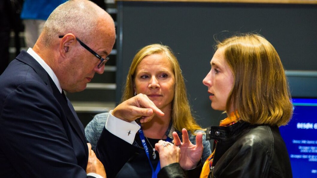 NTNU-rektor Gunnar Bovim, NMBU-rektor og UHR-leder Mari Sundli Tveit og forsknings- og høyere utdanningsminister Iselin Nybø er enige om at det er viktig at alle universiteter og høyskoler har og fortsatt skal ha lovfestet faglig frihet og ansvar. NTNU-rektor Gunnar Bovim, NMBU-rektor og UHR-leder Mari Sundli Tveit og forsknings- og høyere utdanningsminister Iselin Nybø er enige om at det er viktig at alle universiteter og høyskoler har og fortsatt skal ha lovfestet faglig frihet og ansvar.