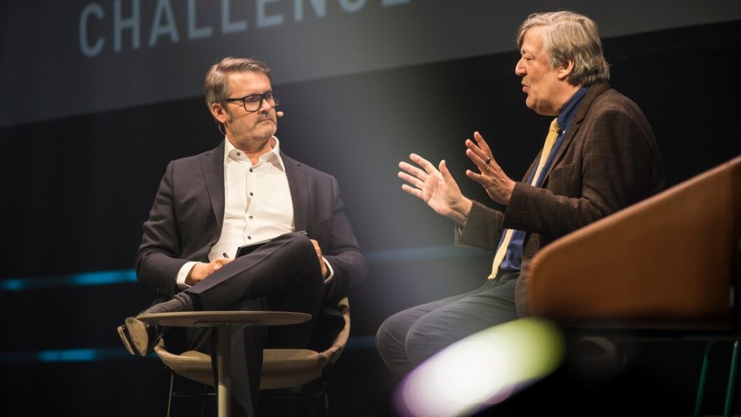 - Kunstig intelligens er på vei inn. Innen 20 år har gått vil noen ha stjålet ilden og puste algoritmer inn i disse AI-ene, sa Stephen Fry, i samtale med Thomas Seltzer. - Kunstig intelligens er på vei inn. Innen 20 år har gått vil noen ha stjålet ilden og puste algoritmer inn i disse AI-ene, sa Stephen Fry, i samtale med Thomas Seltzer.