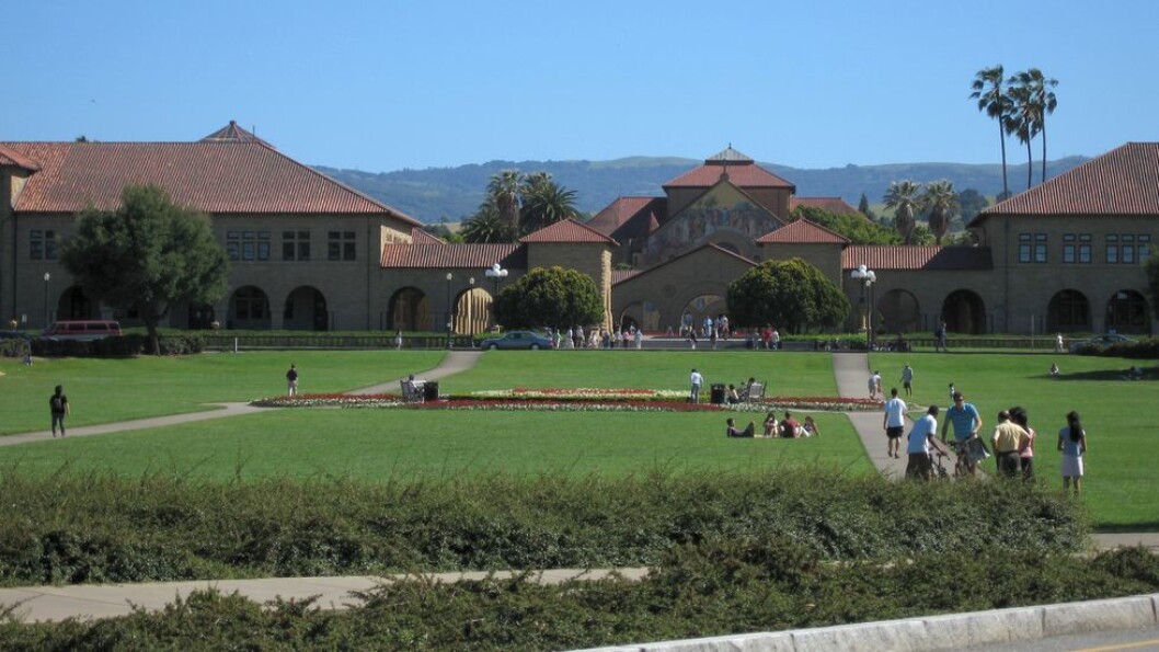 Treneren fra Stanford er dømt til å betale en bot på 10.000 dollar, sone seks måneder i husarrest med fotlenke og halvannet år i fengsel etter at han tok imot penger for å ta imot studenter som ikke kom seg inn på ordinært vis. Treneren fra Stanford er dømt til å betale en bot på 10.000 dollar, sone seks måneder i husarrest med fotlenke og halvannet år i fengsel etter at han tok imot penger for å ta imot studenter som ikke kom seg inn på ordinært vis.