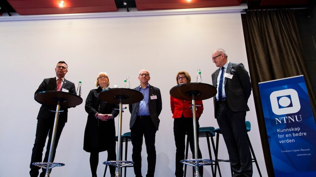Rektorene ber i en uttalelse om at politikerne ikke skal blande seg inn i Nord universitets anliggender. Her er et knippe av dem fra en tidligere seanse: Rektor Dag Rune Olsen, rektor Berit Rokne, viserektor Jørn Wroldsen, rektor Anne Husebekk og rektor Gunnar Bovim. Rektorene ber i en uttalelse om at politikerne ikke skal blande seg inn i Nord universitets anliggender. Her er et knippe av dem fra en tidligere seanse: Rektor Dag Rune Olsen, rektor Berit Rokne, viserektor Jørn Wroldsen, rektor Anne Husebekk og rektor Gunnar Bovim.