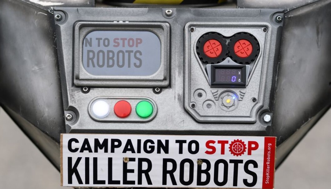 En internasjonal kampanje krever at det ikke blir brukt våpen som selv bestemmer om de skal drepe mennesker. Dette skiltet er fra en protest i regi av Campaign to Stop Killer Robots i Berlin i mars 2019. En internasjonal kampanje krever at det ikke blir brukt våpen som selv bestemmer om de skal drepe mennesker. Dette skiltet er fra en protest i regi av Campaign to Stop Killer Robots i Berlin i mars 2019.