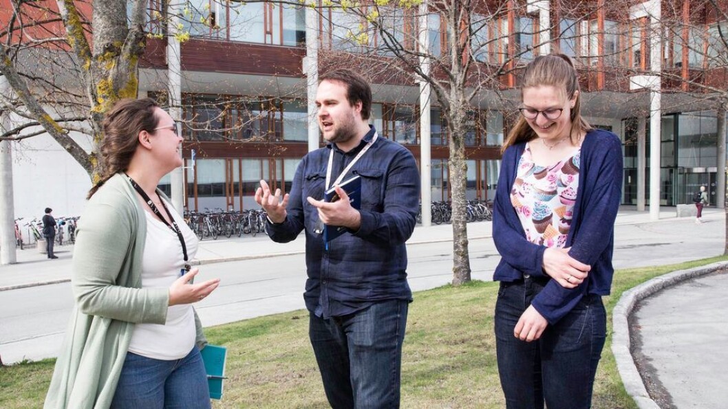 Doktorgradsstudentene Sigrid Rønneberg, David Collins og Merete Falch Erichsen er enige om at veilederen er viktig for hvor bra det går med doktorgradsoppgaven. Doktorgradsstudentene Sigrid Rønneberg, David Collins og Merete Falch Erichsen er enige om at veilederen er viktig for hvor bra det går med doktorgradsoppgaven.