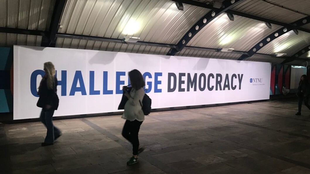 Challenge Democracy i T-banestasjonen - ved Stortinget. Klønete, eller smart måte å problematisere demokratiet som verdi? Challenge Democracy i T-banestasjonen - ved Stortinget. Klønete, eller smart måte å problematisere demokratiet som verdi?