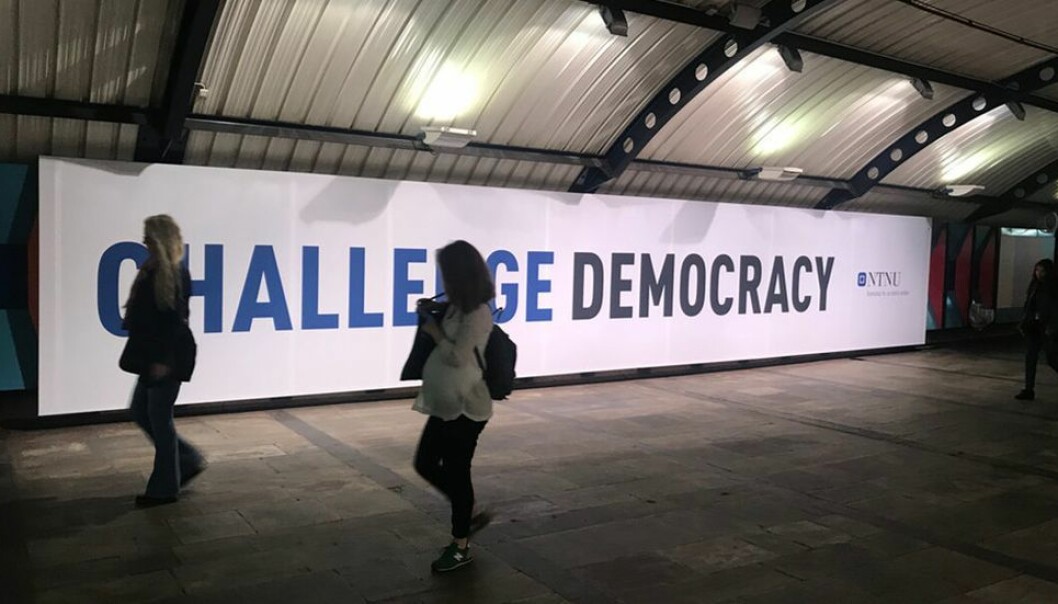 Challenge Democracy i T-banestasjonen - ved Stortinget. Klønete, eller smart måte å problematisere demokratiet som verdi?