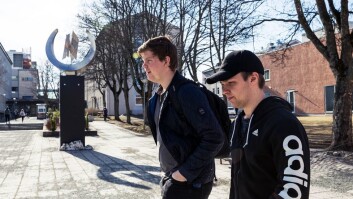 Haakon Gunleiksrud og Thomas André Skaaheim er på vei til Hangaren for å bruke gavekortet de fikk fra instituttet. Haakon Gunleiksrud og Thomas André Skaaheim er på vei til Hangaren for å bruke gavekortet de fikk fra instituttet.