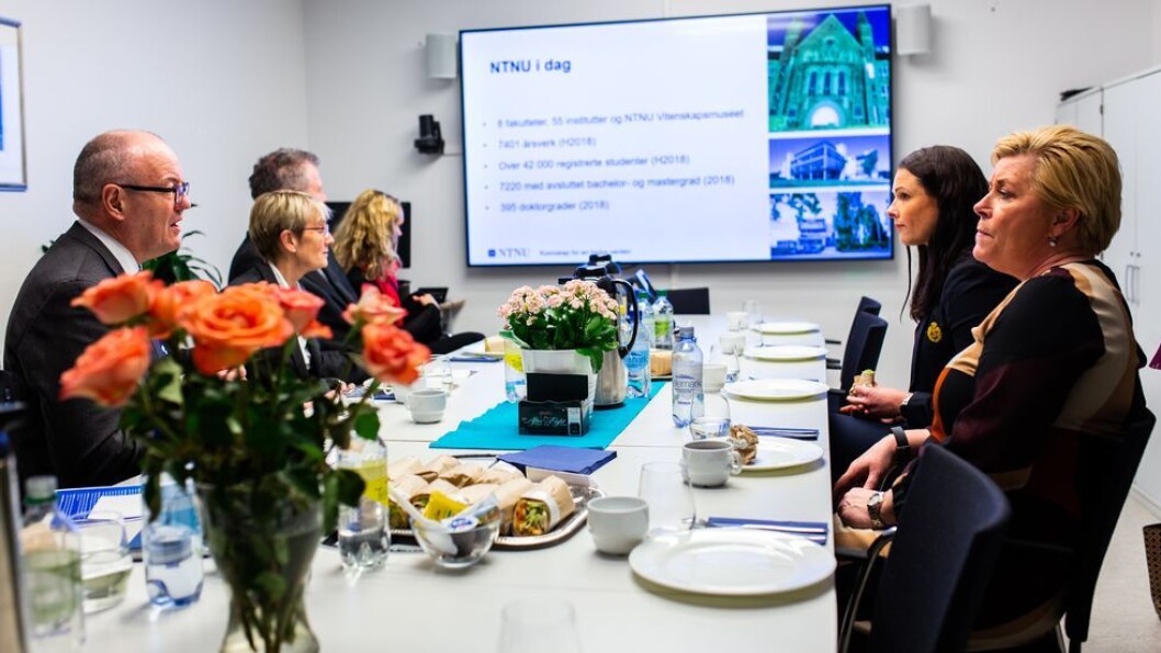 Med wraps fra studentsamskipnaden på bordet og kaffe i koppen gikk Gunnar Bovim (t.v.) sammen med Toril Nagelhus Hernes(utenfor bildet) gjennom NTNUs arbeid med tverrfaglighet og innovasjon etter bestilling fra finansminster Siv Jensen (t.h.). torsdag. Med wraps fra studentsamskipnaden på bordet og kaffe i koppen gikk Gunnar Bovim (t.v.) sammen med Toril Nagelhus Hernes(utenfor bildet) gjennom NTNUs arbeid med tverrfaglighet og innovasjon etter bestilling fra finansminster Siv Jensen (t.h.). torsdag.