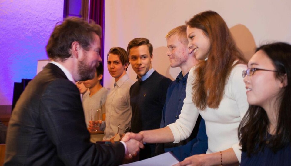 Kunnskapsminister Torbjørn Røe Isaksen delte ut prisene til de sju beste i Abelkonkurransen. Her får vinneren sin sjekk og gratulasjon.