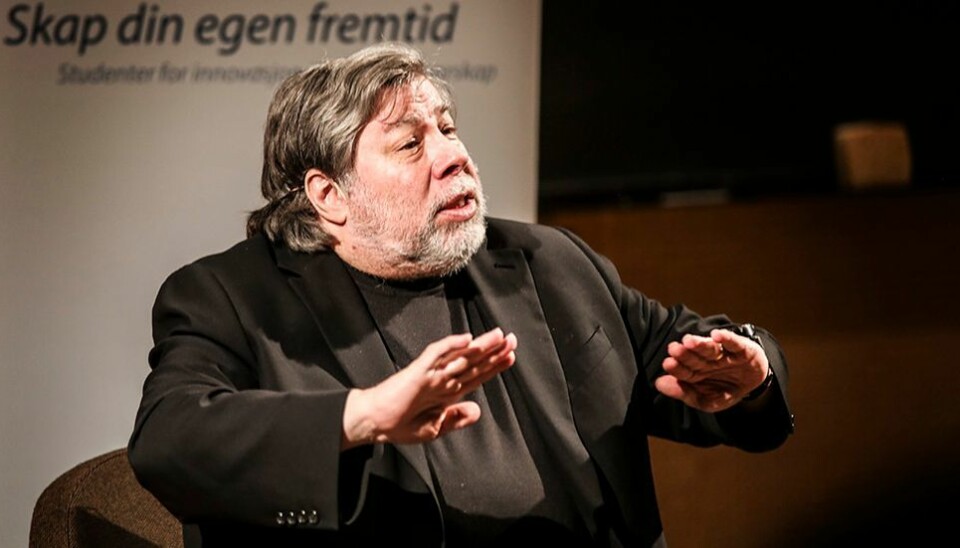 Steve Wozniak er en av underskriverne av brevet som advarer mot KI-utviklingen: Her forteller han 500 NTNU-studenter om hvordan han var med på grunnleggingen av Apple.