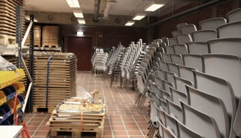 Eksamensutstyr. 1 200 stoler og 2 700 klappbordene som brukes til eksamen passes på og vedlikeholdes. Eksamensutstyr. 1 200 stoler og 2 700 klappbordene som brukes til eksamen passes på og vedlikeholdes.