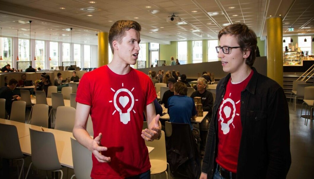 NTNU-studentene Eirik Mofoss (t.v.) og Jørgen Ljønes har forpliktet seg til å gi bort 10 prosent av sin inntekt resten av livet.