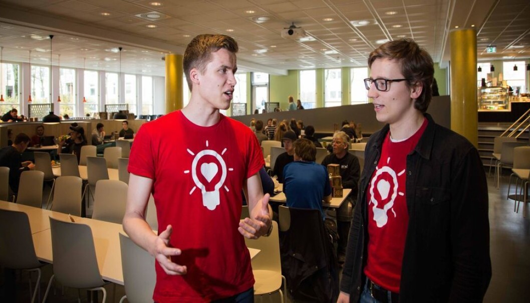 NTNU-studentene Eirik Mofoss (t.v.) og Jørgen Ljønes har forpliktet seg til å gi bort 10 prosent av sin inntekt resten av livet. NTNU-studentene Eirik Mofoss (t.v.) og Jørgen Ljønes har forpliktet seg til å gi bort 10 prosent av sin inntekt resten av livet.