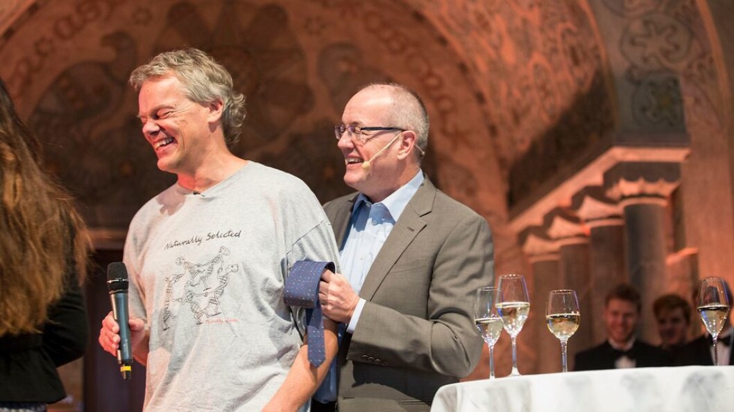 Edvard Moser er ikke særlig glad i å pynte seg, men da universitetet skulle gjøre stas på nobelprisvinnerne fikk han rektor Gunnar Bovims NTNU-slips i gave. Edvard Moser er ikke særlig glad i å pynte seg, men da universitetet skulle gjøre stas på nobelprisvinnerne fikk han rektor Gunnar Bovims NTNU-slips i gave.
