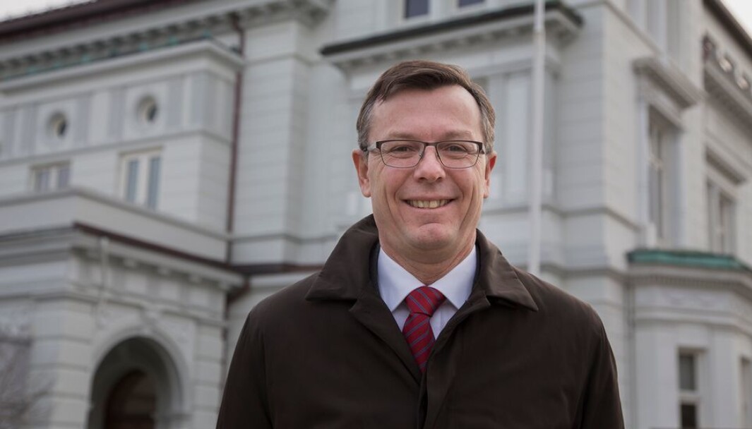 Dag Rune Olsen er tilsett som rektor ved Universitetet i Tromsø, som han vil ta til i 1. august. Dag Rune Olsen er tilsett som rektor ved Universitetet i Tromsø, som han vil ta til i 1. august.