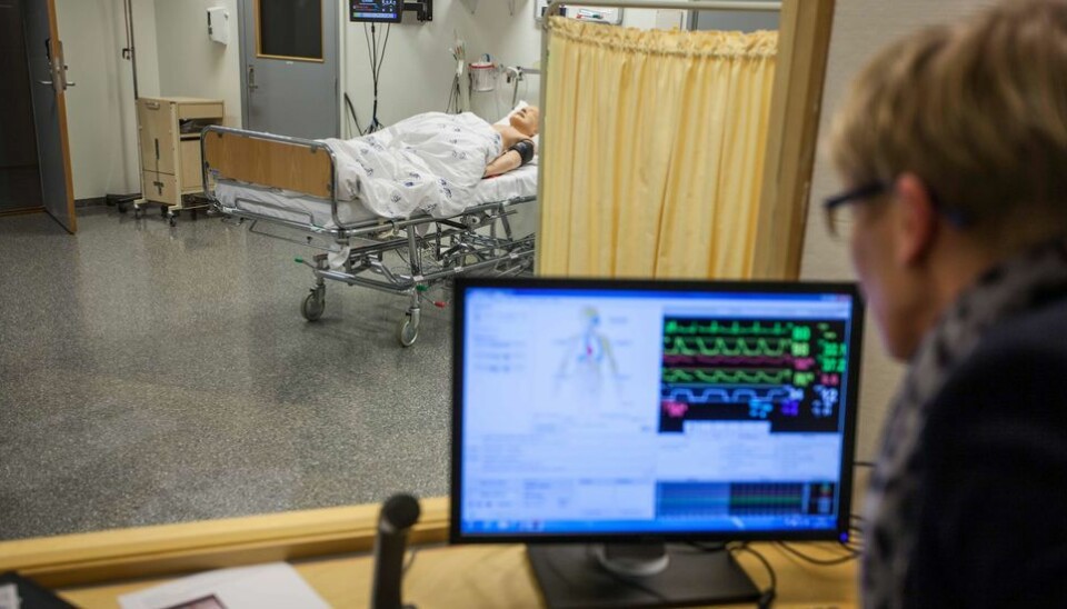 Fjernstyrte pasientsimulatorer er blant verktøyene sykepleierstudentene bruker ved Institutt for helsevitenskap i Ålesund. Fra høsten av skal det også utdannes leger ved campusen.