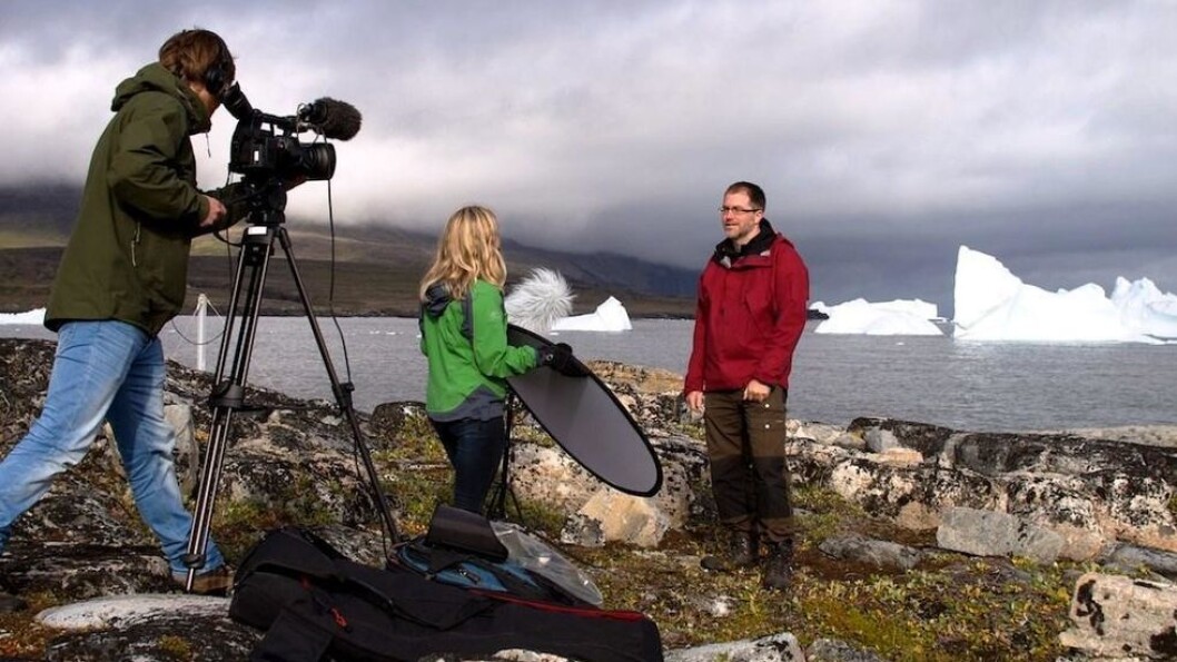 Klima og endringer. UiBs klima-Mooc, handler om hva som driver klimasystemet og klimaendringene. De to professorene professorene Asgeir Sorteberg og Kerim Hetnes Nisancioglu er gjennomgangsfigurer i filmopptak, her er sistnevnte under opptak på Grønland. Klima og endringer. UiBs klima-Mooc, handler om hva som driver klimasystemet og klimaendringene. De to professorene professorene Asgeir Sorteberg og Kerim Hetnes Nisancioglu er gjennomgangsfigurer i filmopptak, her er sistnevnte under opptak på Grønland.