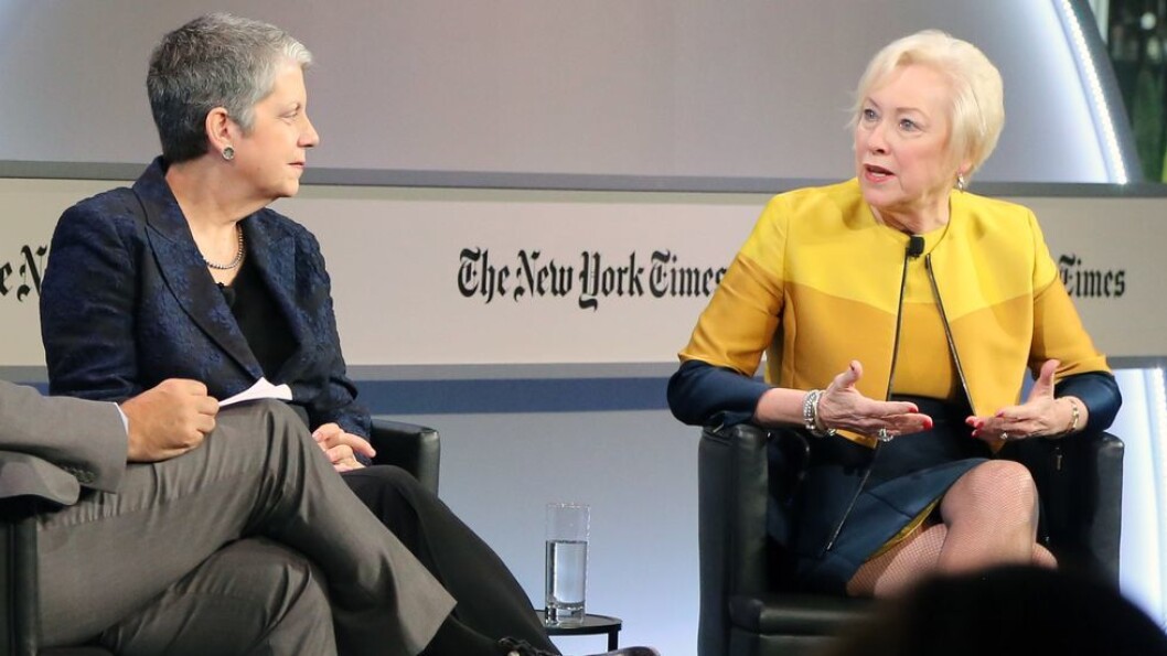 Janet Napolitano (til venstre) er president ved Universtiy of California. Her deltar hun i en debatt om situasjonen i amerikansk akademia sammen med Nancy Zimpher som leder New York University. Janet Napolitano (til venstre) er president ved Universtiy of California. Her deltar hun i en debatt om situasjonen i amerikansk akademia sammen med Nancy Zimpher som leder New York University.