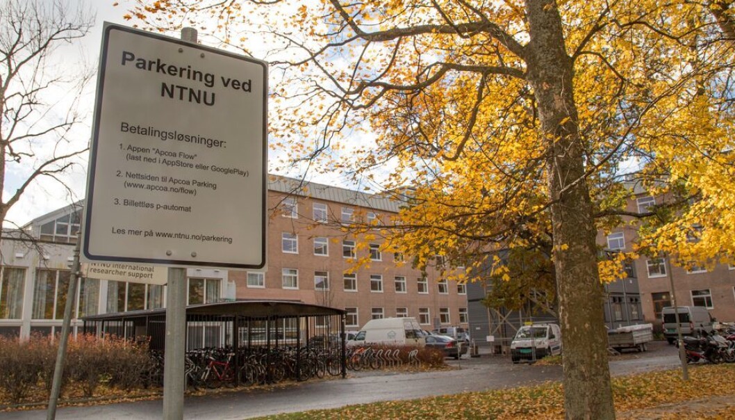 Selv om parkeringen har vært gratis for ansatte og studenter har en måttet løse parkeringsbillett. Selv om parkeringen har vært gratis for ansatte og studenter har en måttet løse parkeringsbillett.