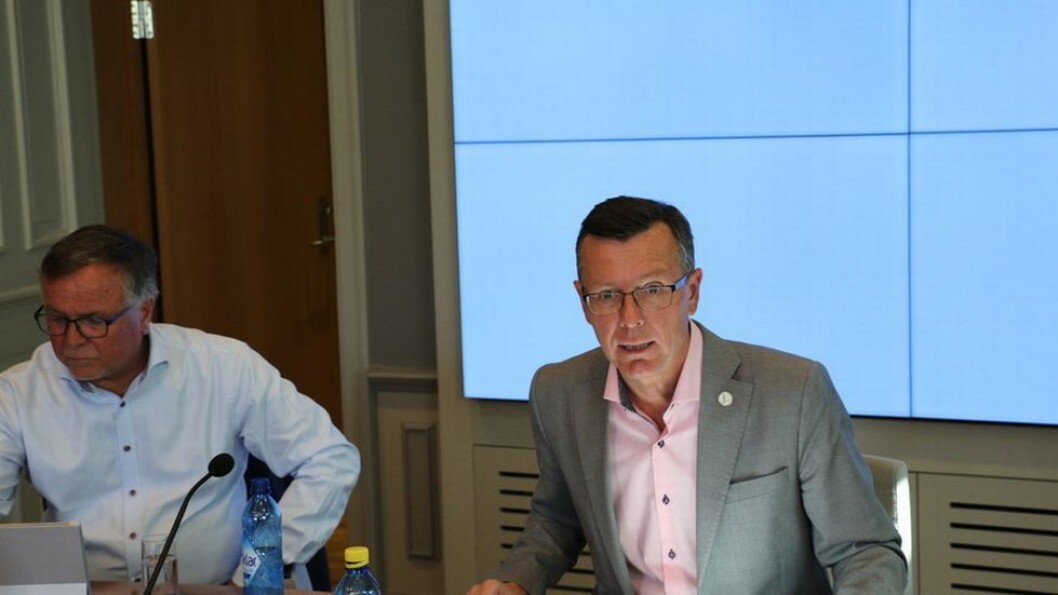 Universitetsdirektør ved UiB, Kjell Bernstrøm, og rektor Dag Rune Olsen er klare for å starte innføringen av nytt administrasjons- og lønnssystem fra høsten 2018. Universitetsdirektør ved UiB, Kjell Bernstrøm, og rektor Dag Rune Olsen er klare for å starte innføringen av nytt administrasjons- og lønnssystem fra høsten 2018.