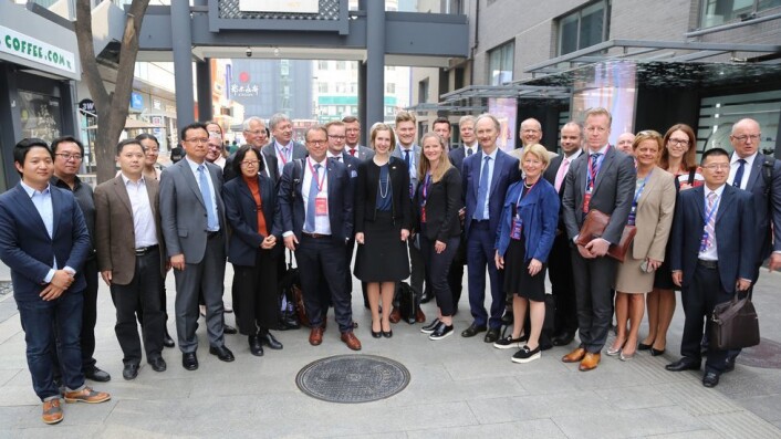Minister for forskning og høyere utdanning, Iselin Nybø, omgitt av norske UH-rektorer i Shanghai: I motsetning til sine kolleger i landet de besøker behøver ikke norske universitetsrektorer bry seg om hva statsråden dere måtte ha for politiske oppfatninger om hvilken undervisning de tilbyr sine studenter. Minister for forskning og høyere utdanning, Iselin Nybø, omgitt av norske UH-rektorer i Shanghai: I motsetning til sine kolleger i landet de besøker behøver ikke norske universitetsrektorer bry seg om hva statsråden dere måtte ha for politiske oppfatninger om hvilken undervisning de tilbyr sine studenter.