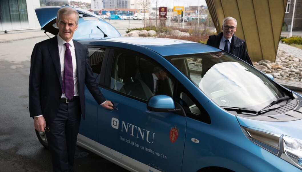 - Jeg er for Ocean Space Centre, hevder Jonas Gahr Støre, her på snarvisitt ved NTNU. Daværende prorektor for forskning Bjarne Foss setter seg bak rattet. - Jeg er for Ocean Space Centre, hevder Jonas Gahr Støre, her på snarvisitt ved NTNU. Daværende prorektor for forskning Bjarne Foss setter seg bak rattet.