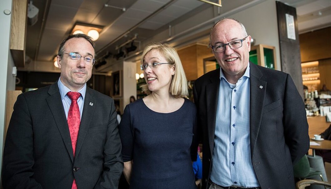 Enige om at handling og nasjonal koordinering må til for å ivareta det norske fagspråket. Fra venstre: Rektor Johann Roppen, Høgskulen i Volda, direktør Åse Wetås, Språkrådet og rektor Gunnar Bovim, NTNU. Enige om at handling og nasjonal koordinering må til for å ivareta det norske fagspråket. Fra venstre: Rektor Johann Roppen, Høgskulen i Volda, direktør Åse Wetås, Språkrådet og rektor Gunnar Bovim, NTNU.