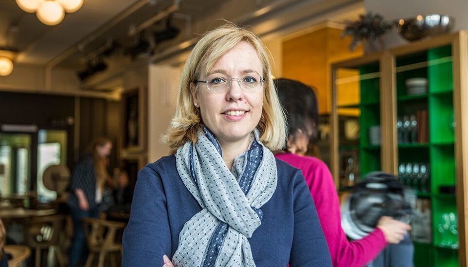 Direktør Åse Wetås i Språkrådet mener stillingsannonser bør utlyses på begge språk der det er nødvendig med en engelsk versjon.