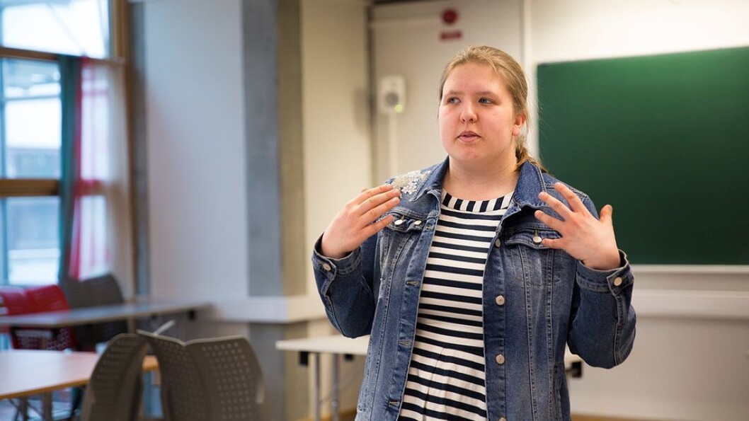 Katarina Knudsen har hørt flere «dumme unnskyldninger» fra forelesere som ikke vil bruke mikrofon. - Hvis de ikke vil bruke mikrofon, sier de egentlig at de ikke bryr seg om jeg hører dem eller ikke. Katarina Knudsen har hørt flere «dumme unnskyldninger» fra forelesere som ikke vil bruke mikrofon. - Hvis de ikke vil bruke mikrofon, sier de egentlig at de ikke bryr seg om jeg hører dem eller ikke.