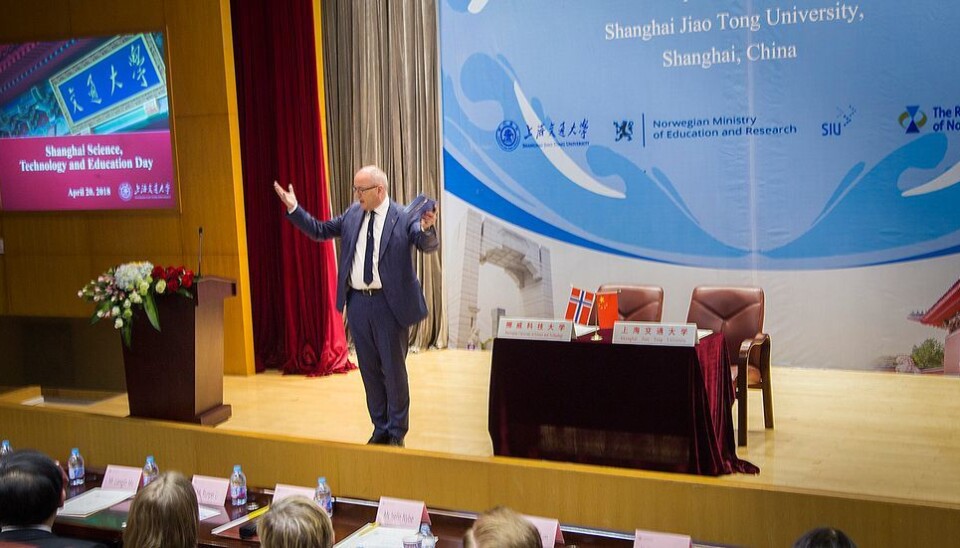 Akademisk dialog. Bovim innleder om NTNU før han signerer samarbeidsavtale med Shanghai Jiao Tong University. - Jeg har en naiv tro på akademisk dialog, den troen holder jeg fast på, sier han.