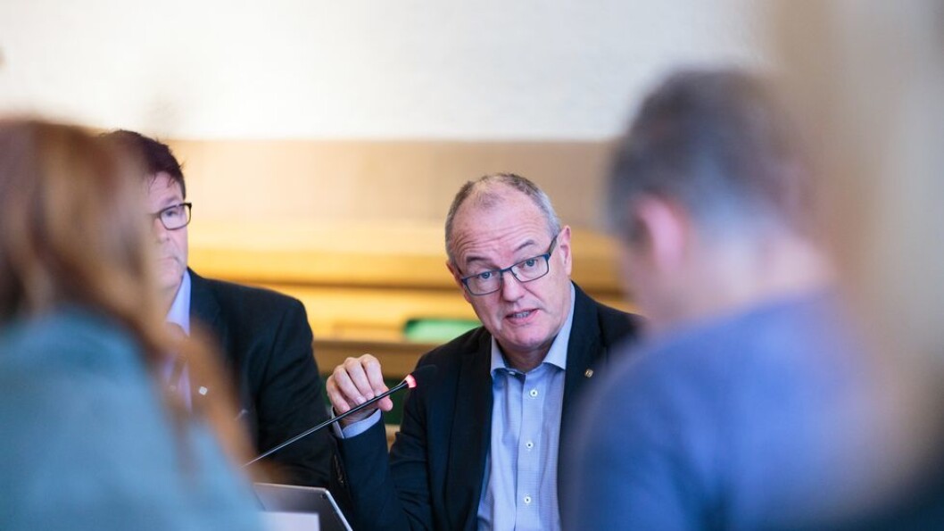 Tilliten til NTNU-rektor Gunnar Bovim har økt siden undersøkelsen i 2015, men 40 prosent ved «gamle NTNU» sier de ikke har tillit til ham. En tredel sier har tillit til rektoren. Tilliten til NTNU-rektor Gunnar Bovim har økt siden undersøkelsen i 2015, men 40 prosent ved «gamle NTNU» sier de ikke har tillit til ham. En tredel sier har tillit til rektoren.