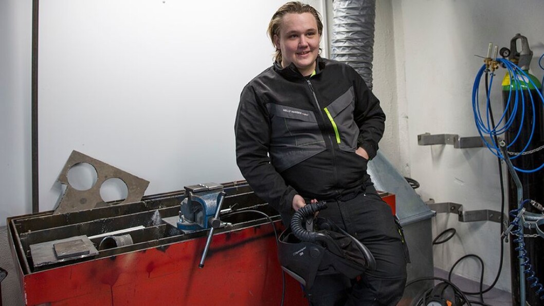 Benjamin Foss Hansen i sitt rette element, på sveiseverkstedet. - Jeg liker det mekaniske faget, særlig det å sveise, dreie og konstruere ting, sier han. Benjamin Foss Hansen i sitt rette element, på sveiseverkstedet. - Jeg liker det mekaniske faget, særlig det å sveise, dreie og konstruere ting, sier han.