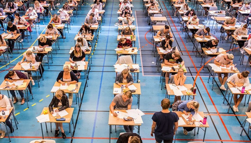 Vi vil trolig få mindre tid til å gi studentene formative evalueringer underveis i semestret og mange av de tellende aktivitetene vil bli gjort om til obligatorisk ikke-tellende aktiviteter eller frivillig arbeid, skriver Thea Bjørnland og Mette Langaas i dette innlegget. Illustrajsonsfoto fra en tidligere eksamen. Vi vil trolig få mindre tid til å gi studentene formative evalueringer underveis i semestret og mange av de tellende aktivitetene vil bli gjort om til obligatorisk ikke-tellende aktiviteter eller frivillig arbeid, skriver Thea Bjørnland og Mette Langaas i dette innlegget. Illustrajsonsfoto fra en tidligere eksamen.