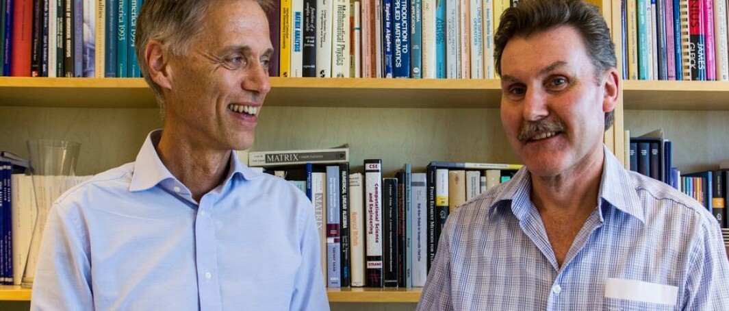 Helge Holden (til venstre) tok opp hvor alvorlig det er at studenter jukser. Einar Rønquist fortalte at 1100 på Matematikk 3 hadde eksamen, og at ingen av dem strøk. Helge Holden (til venstre) tok opp hvor alvorlig det er at studenter jukser. Einar Rønquist fortalte at 1100 på Matematikk 3 hadde eksamen, og at ingen av dem strøk.