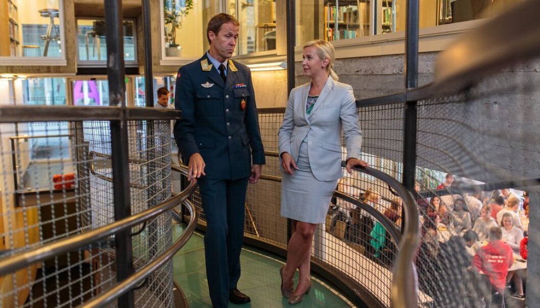 Sofie Nystrøm, her med generalmajor Inge Kampenes i Cyberforsvaret, har gått gradene fra å være direktør ved et NTNU-senter til å nå være direktør for Nasjonal sikkerhetsmyndighet. Sofie Nystrøm, her med generalmajor Inge Kampenes i Cyberforsvaret, har gått gradene fra å være direktør ved et NTNU-senter til å nå være direktør for Nasjonal sikkerhetsmyndighet.