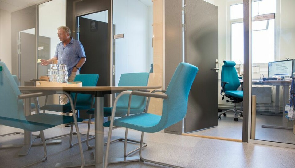 Møterommet er samlingsstedet for de tre når de ikke trenger å sitte på kontorene. Til høyre Johan Hustads kontor.