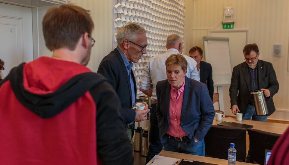 Høyres Ingrid Skjøtskift, her i samtale med daværende prorektor for forskning Bjarne Foss, er kritisk til hvordan Arbeiderpartiet har agert i saken om salget av Klostergata 26.